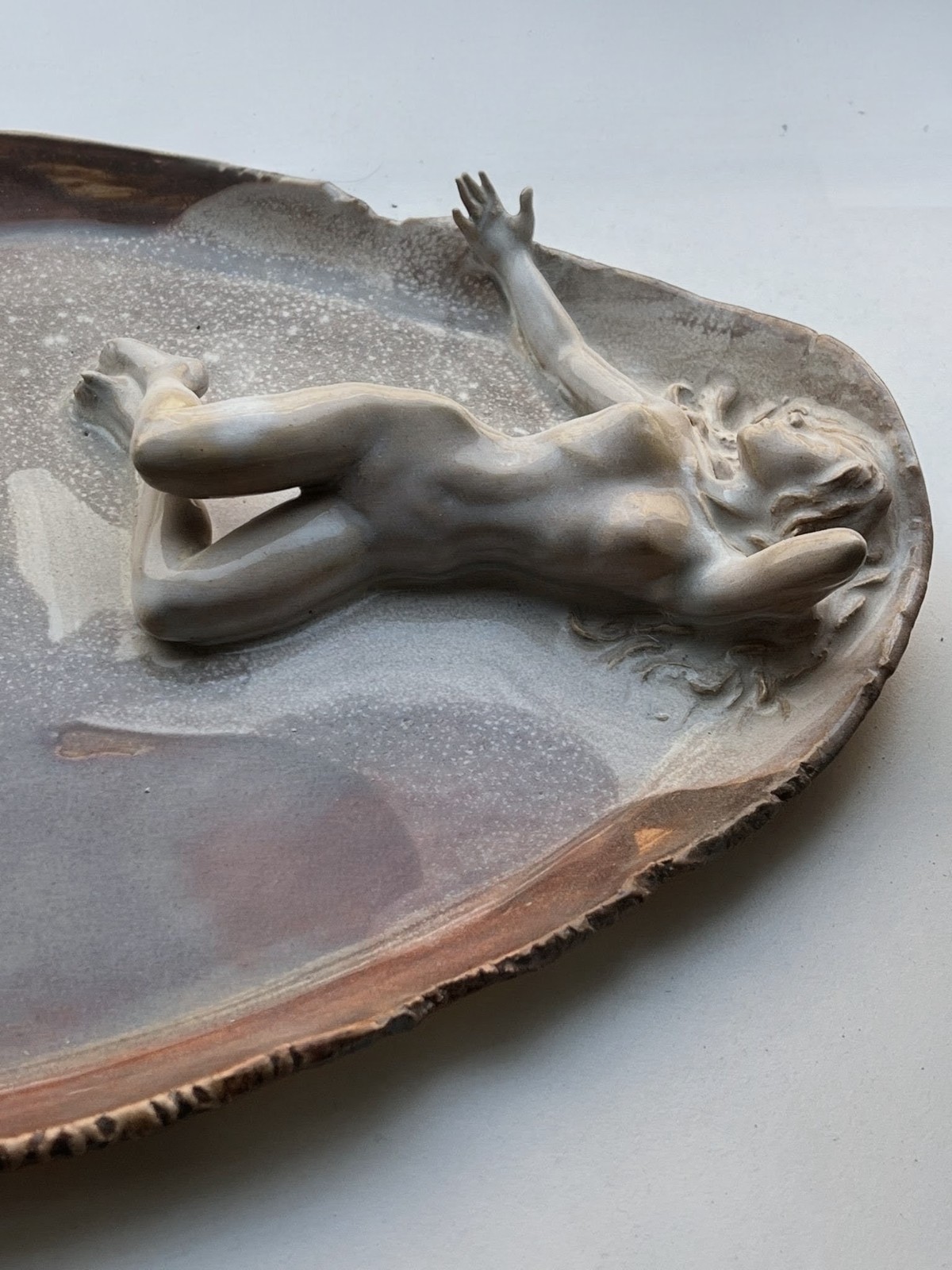 Plat « Nageuse », figure modelée, émail lacté